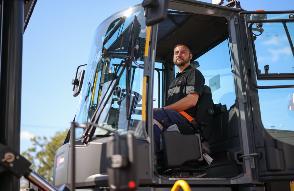 Cabin of Electric Heavy Forklift MDG15 for mining industry